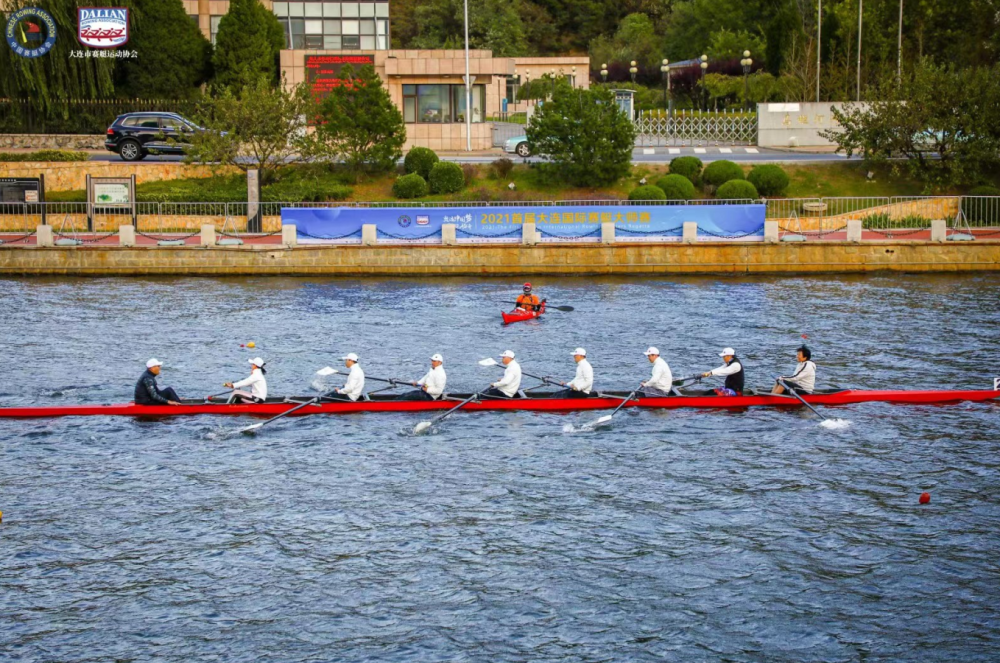 爱游戏体育-赛艇大师赛上演强强对话，东海貔貅队读秒扳平天山灰熊队，团队配合流畅；主场山呼海啸的简单介绍