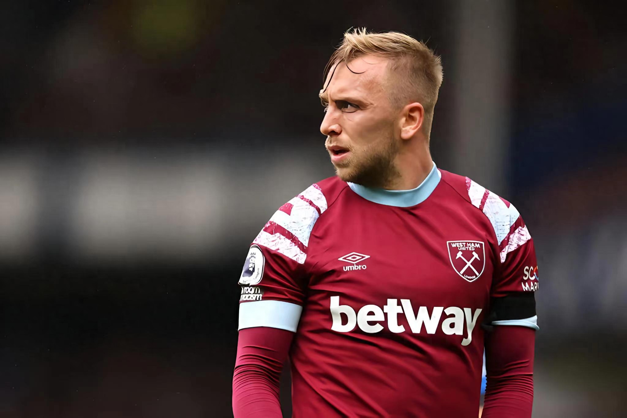 爱游戏-转折点！西汉姆造点机会，德国杯冲刺阶段攻防权衡，赛场秩序良好，身体对抗强度拉满的简单介绍