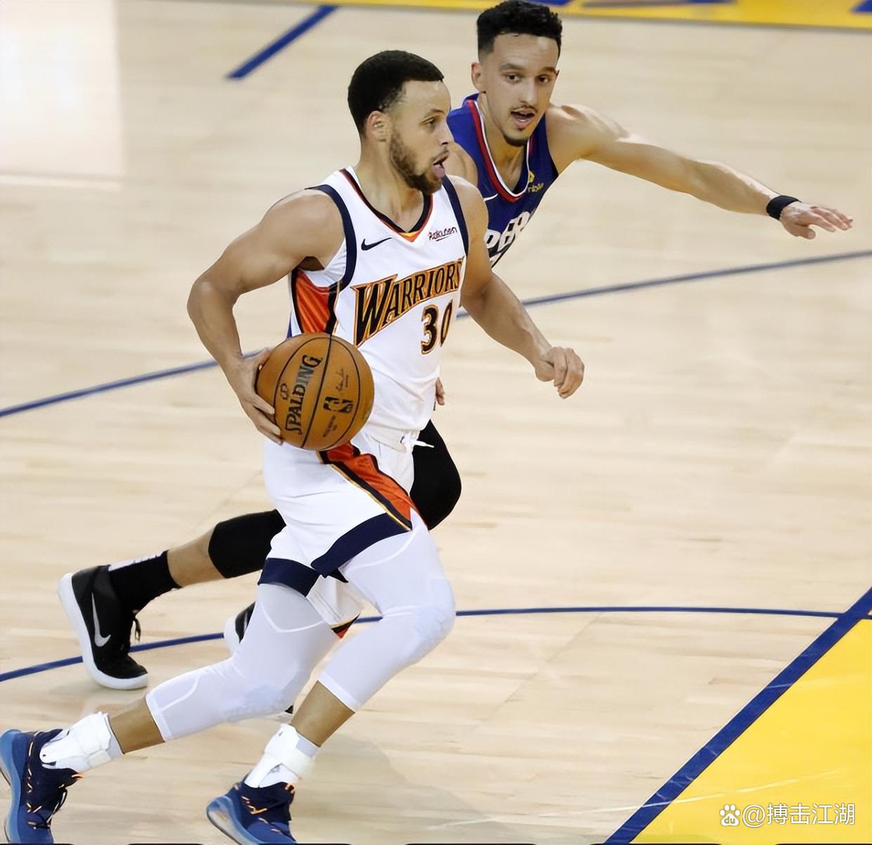 爱游戏-库里在巴塞罗那比赛中赛事规则更新,出色防守引发热议!的简单介绍
